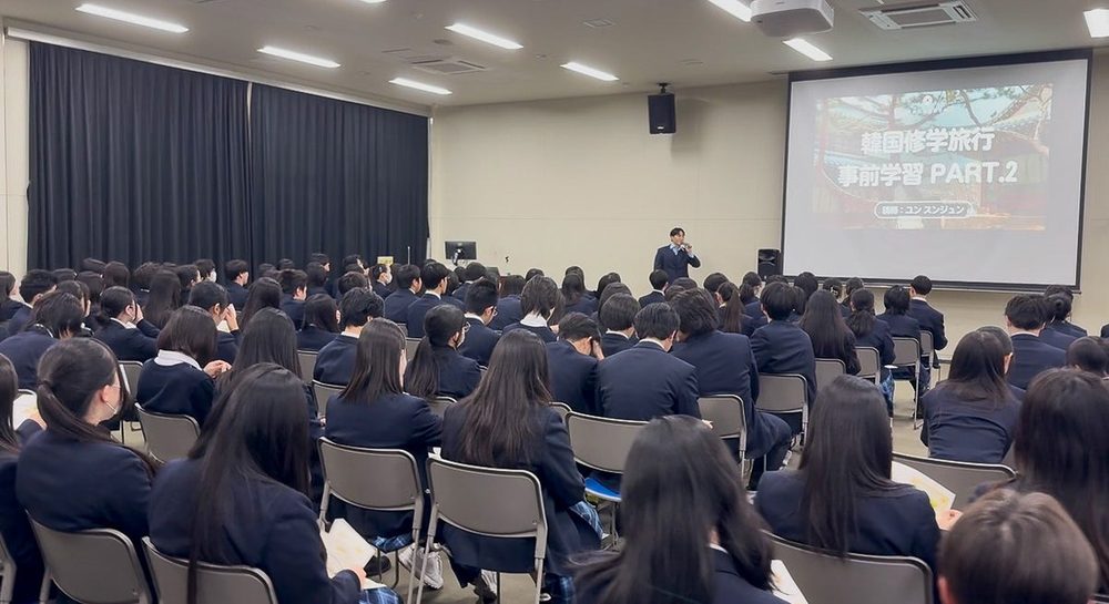 葛飾総合高校の講堂に集まった生徒たち