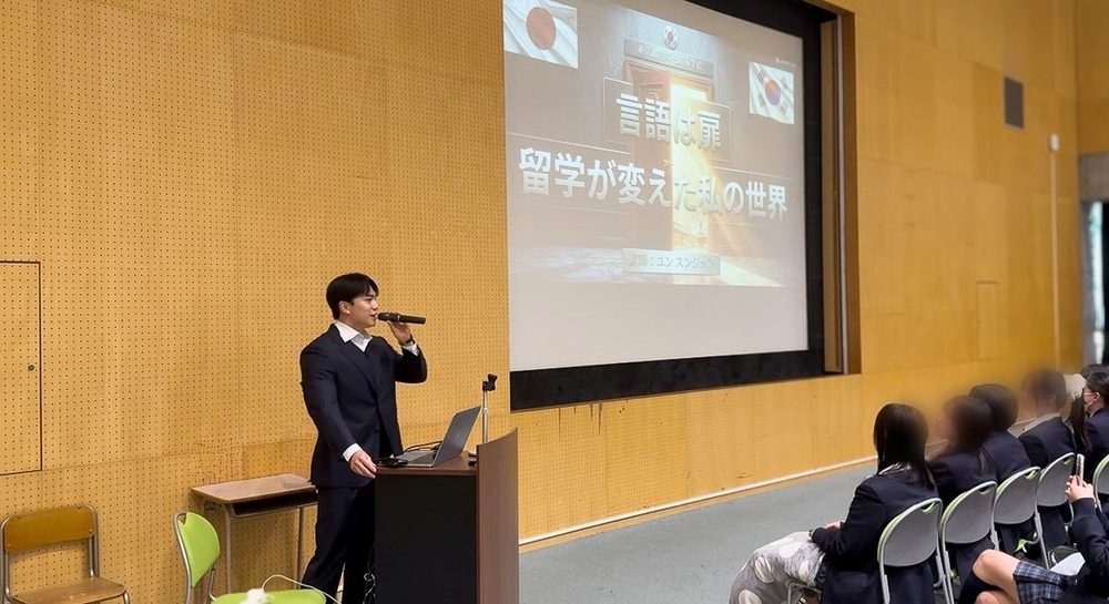 都立芦花高校の講堂で登壇するスンジュン