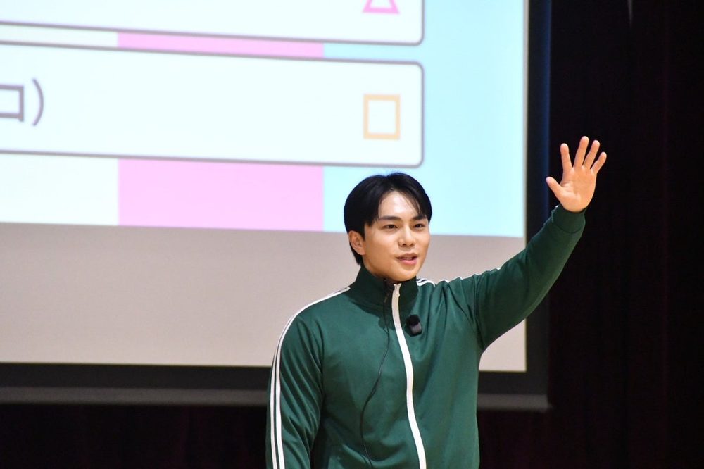 佃島小学校の体育館で児童に語りかけるスンジュン